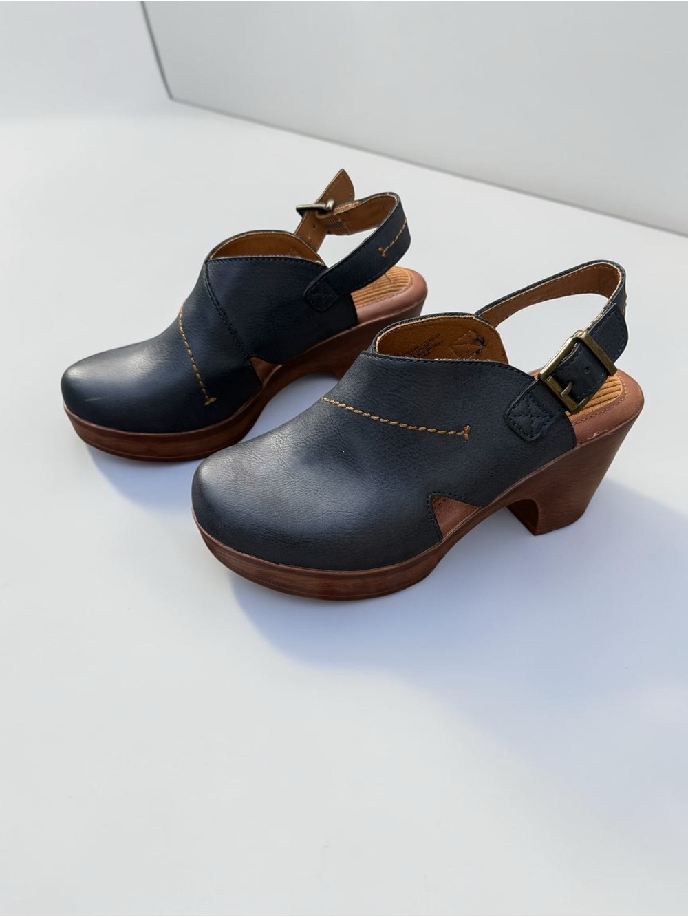BOC by Born Cecila Womens Round Closed Toe Clogs